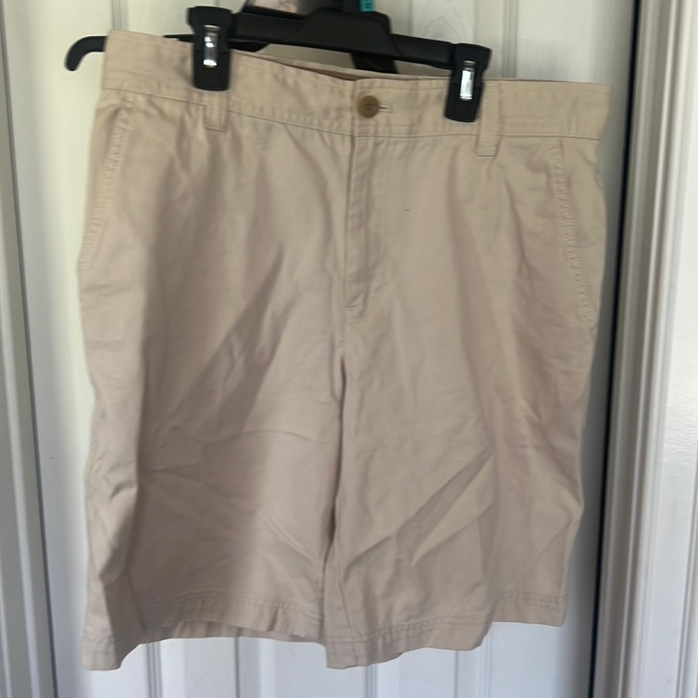 Izod men’s khaki shorts Size 32 length 10.5 new never worn